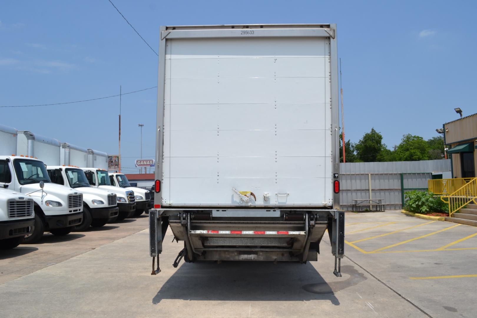 2018 WHITE /BLACK INTERNATIONAL 4300 with an CUMMINS ISB 6.7L 220HP engine, EATON FULLER PROCISION AUTOMATIC transmission, located at 9172 North Fwy, Houston, TX, 77037, (713) 910-6868, 29.887470, -95.411903 - Photo#5